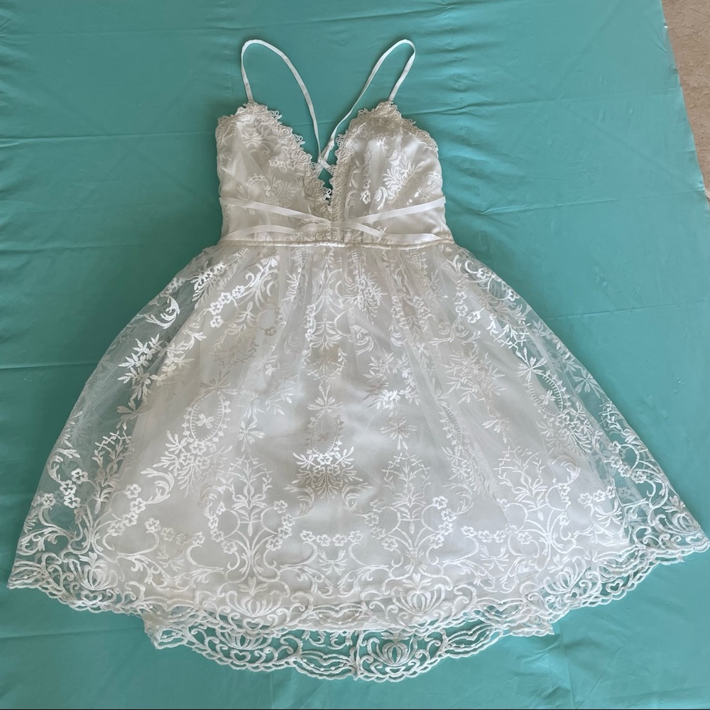WHITE LACE DRESS